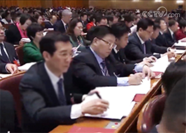 紧跟时代步伐 倾听两会声音——pa旗舰厅药业组织收看第十三届全国人民代表大会开幕式