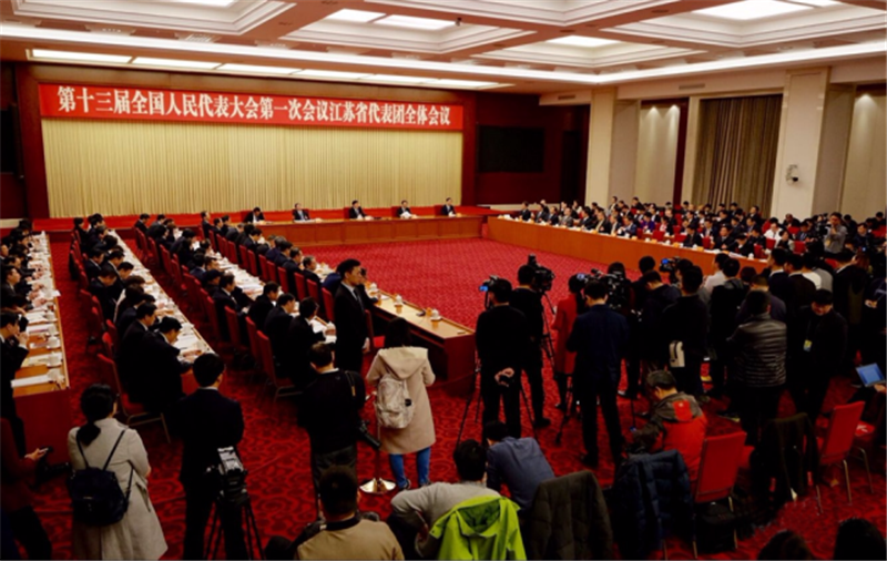 肖伟代表在审议政府工作报告时作交流发言：创新动能，勇开新局，推进新时代国药高质量发展